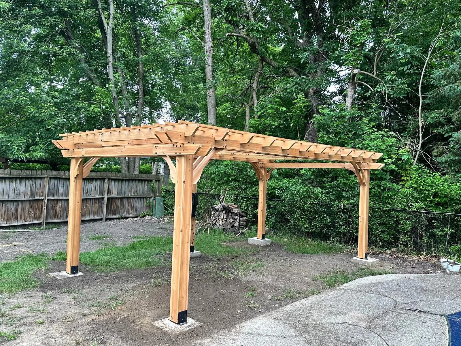 Wood pergola poolside wide view — Buffalo NY